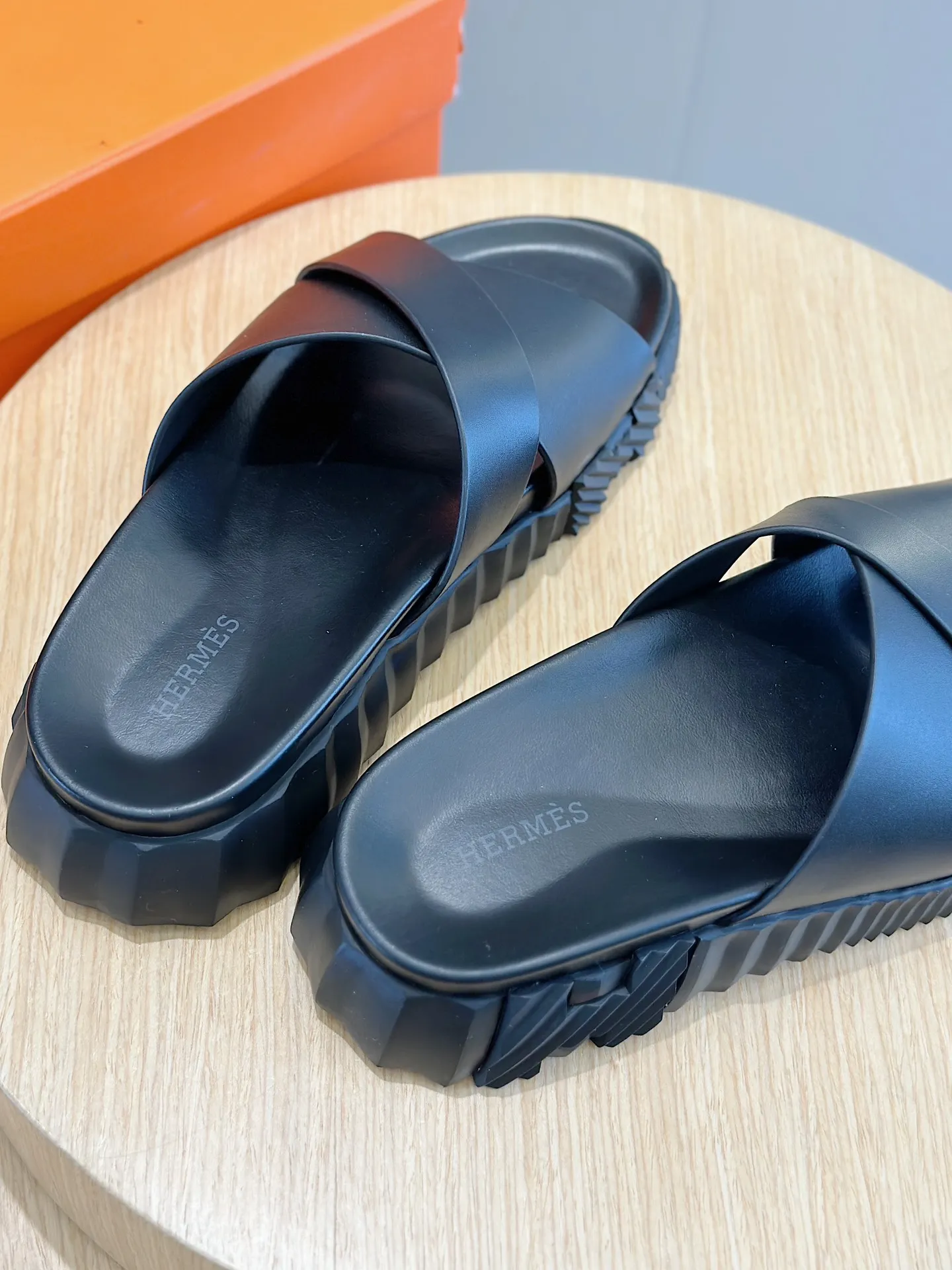 [HERMÈS] Top men's shoes 💰: 340💰 Size: 39-44 (38.45 46 custom-made) Herme*H Home Hermès Men's Sandals and Slippers - Original Replica Purchase the original version and make it one to one, the outsole is privately modeled, and the outsole color corresponding to each color is the same as the original version. Come to those who know the stuff 💪 The ultra-light soles are designed in contrasting colors, and they feel so comfortable on your feet! Calfskin, cowhide feet, private mold outsole.